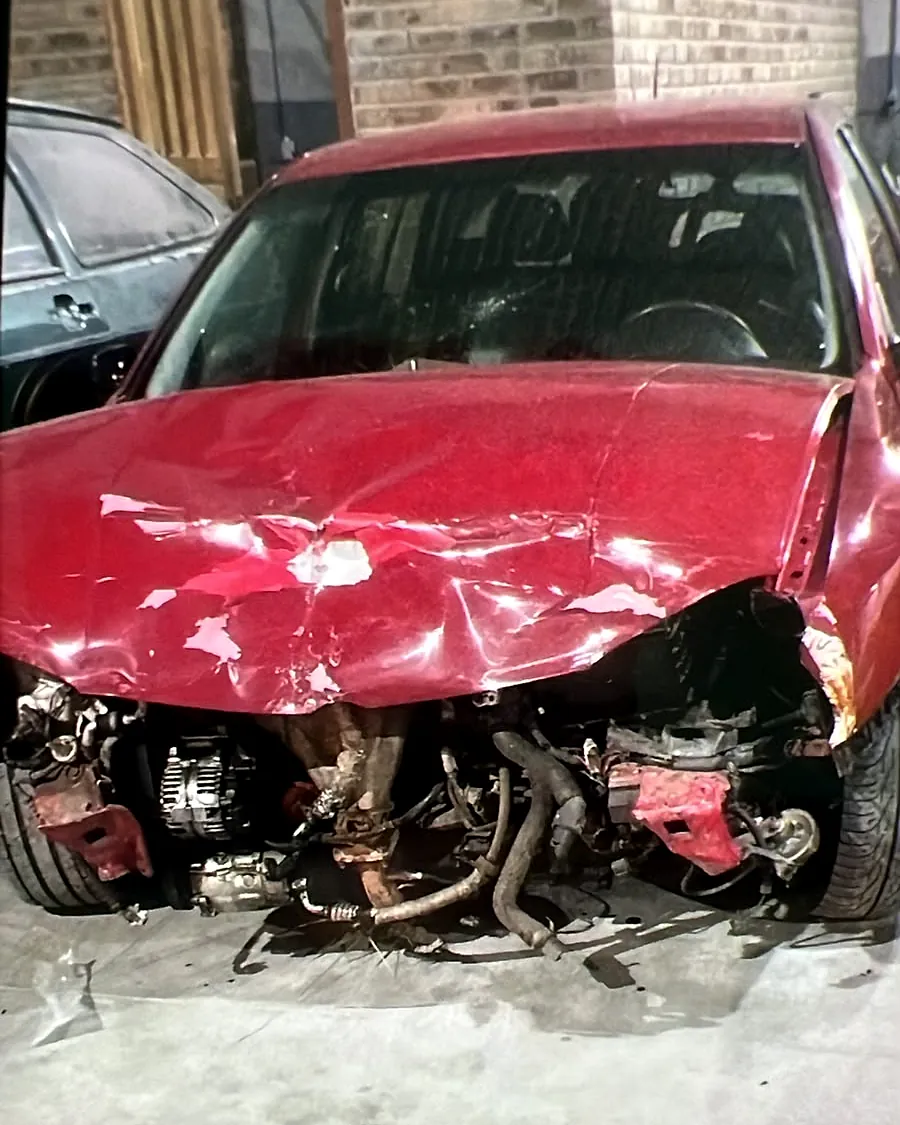 Antes: o mesmo Golf com a frente destruída pela colisão, capô amassado e motor à mostra