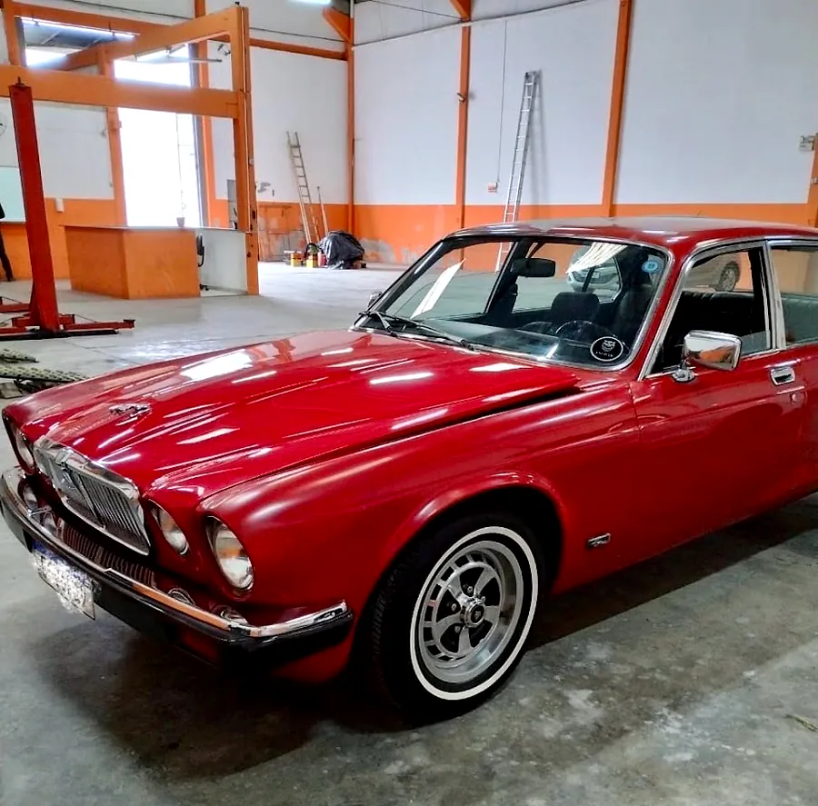 Jaguar clássico vermelho restaurado, na oficina